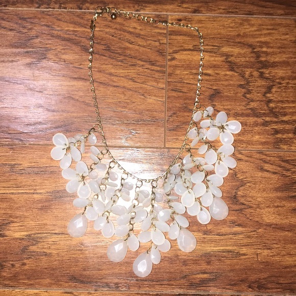 Francesca’s Statement Necklace (4) - Picture 6 of 8